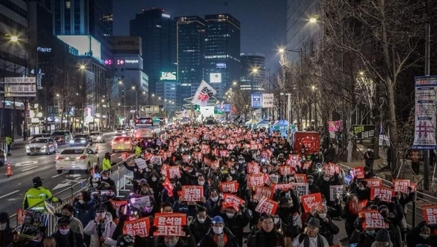 김민웅 교수의 촛불행동 논평, 국회는 윤석열 탄핵... 국민은 매국노 퇴진-타도 운동 밝혀!