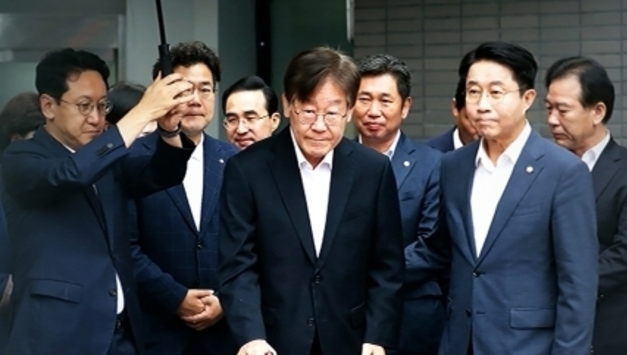 서울중앙지법 유창훈 영장전담 부장판사는 검찰의 영장청구는 다툼이 필요하고 구속할 이유없다며 이재명 대표에 대한 "구속영장 기각"