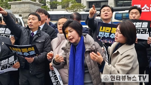 <속보>헌법재판소앞, 3월 20일 오전 '계란 아닌 폭발물이나 살상 흉기었다면' 끔찍…경찰, 헌재 앞 수백명의 경찰 경비 실패 논란