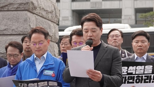 민주당 부승찬 의원 등, 어제(23일) 헌법재판소 앞 국방위원회 일동 명의로 "윤석열 신속파면" 촉구 기자회견