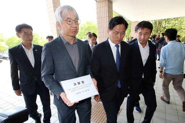 "文 前 대통령 적극 대응, 무례한 검찰에 '반격' 나섰다"