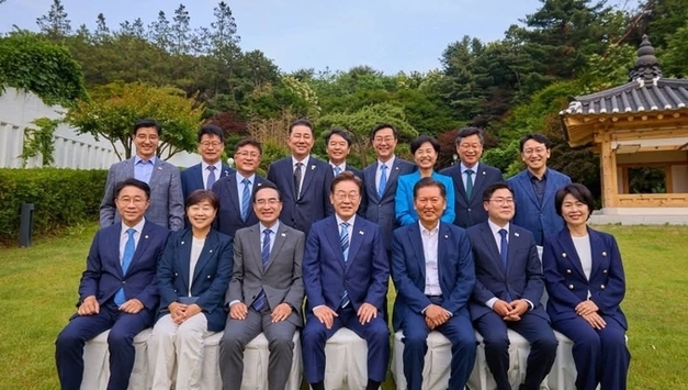 李 대통령 초청 6월 7일 한남동 관저에서 1·2기 지도부 의원들과 함께 만찬