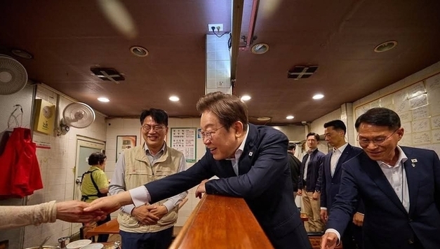 이재명 대통령의 국정 수행 긍정적 평가 비율 60 넘었다는 여론조사 결과.. 신뢰한다 63 신뢰하지않는다 29 발표!