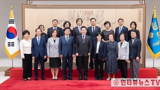 이재명 대통령, 이석현 국민통합위원장/김진애 국가건축정책위원장/박진영 대중문화교류위원장 등, 임명장 수여!