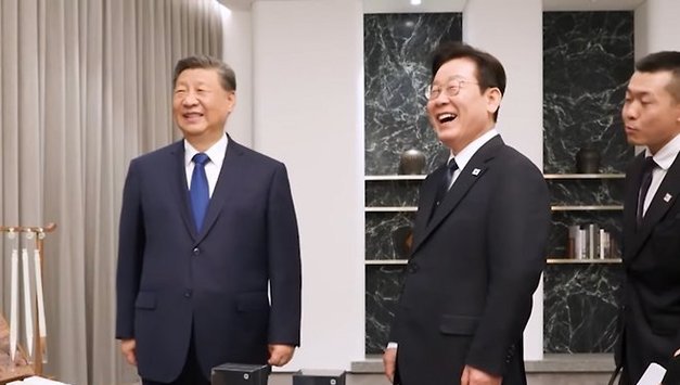 이재명 대통령 뱃보 크다, 11월 1일 중국 주석의 '샤오미 핸드폰' 선물에, "통신 보안 잘 되냐" 묻는 기세도 대단한데, 시진핑 주석 "뒷문 있나 확인해 보라" 농을 친다.