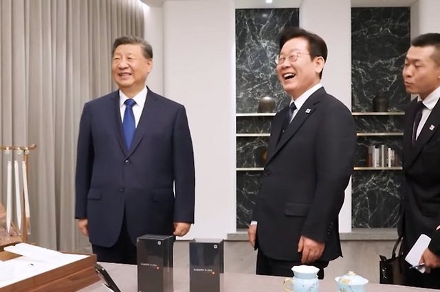 이재명 대통령 뱃보 크다, 11월 1일 중국 주석의 '샤오미 핸드폰' 선물에, "통신 보안 잘 되냐" 묻는 기세도 대단한데, 시진핑 주석 "뒷문 있나 확인해 보라" 농을 친다.