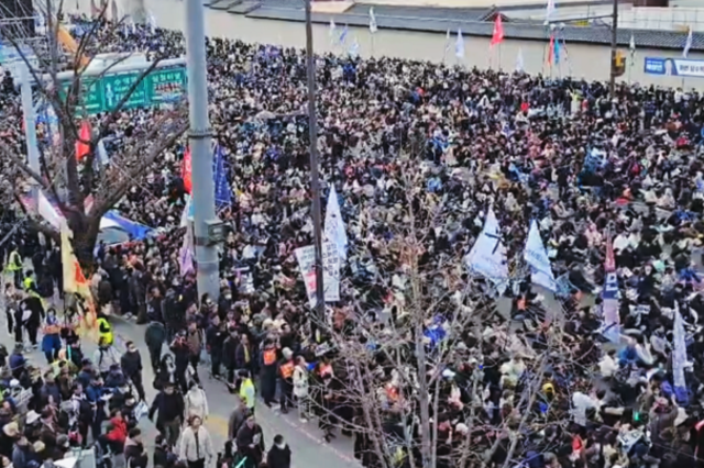 한국 국민들의 촛불평화적 시위, 단 한 사람의 부상 없이 완벽한 질서와 촛불로 평화를 유지해온 사실... "노벨평화상"