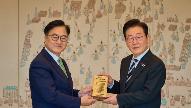 이재명 대통령과 우원식 국회의장 등, 빛의 혁명... 준엄한 명령에 따라 ‘국민이 주인인 나라’ 우리가 함께 짊어진 공동의 책무 밝혔다!