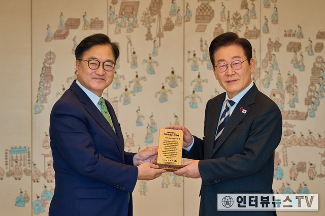 이재명 대통령과 우원식 국회의장 등, 빛의 혁명... 준엄한 명령에 따라 ‘국민이 주인인 나라’ 우리가 함께 짊어진 공동의 책무 밝혔다!