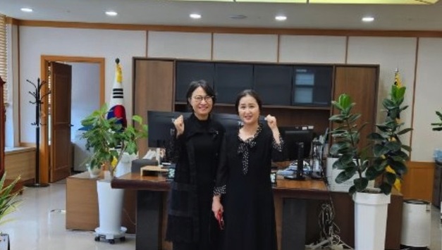 전광훈 목사 집회에서 "부정선거 수사하라", "이재명 구속하라" 외쳐온 탈북민 안보 강사 이나경을 초빙해 강의케한 조미연 청주지방법원장이 논란이 되고있다.