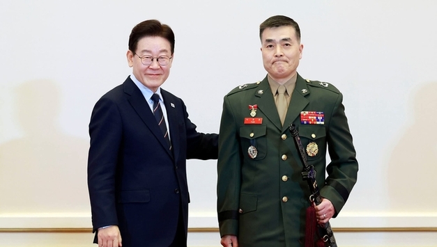 이재명 대통령 6일 청와대에서 박정훈 준장(장군)과 함께 육,해, 공군, 해병대 장군 진급자 77명에 삼정검(三精劍)수여식 거행되었다!