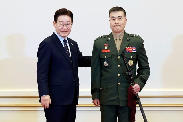 이재명 대통령 6일 청와대에서 박정훈 준장(장군)과 함께 육,해, 공군, 해병대 장군 진급자 77명에 삼정검(三精劍)수여식 거행되었다!