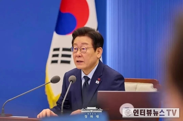 이재명 대통령 27일 '노벨문학상 수상 한강 작가'의 '전미도서비평가협회상' '소설 부문 수상' 진심으로 '축하'한다고 밝혔습니다!