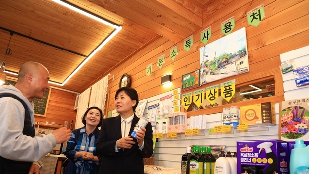송미령 농식품부 장관 4월1일 '기본소득' 시행 지역에 직접 찾아가는 적극 행정으로, 상권 활성화에 따라 매출도 증가했고, 각지역 마을에 따뜻한 활력이 도는 현장감 참 좋다고 밝혔다!