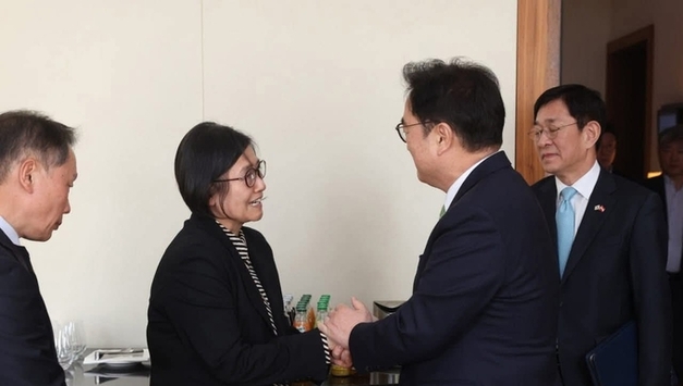 우원식 국회의장 (현지시각) 이태원 참사로 희생된 오스트리아 국적 청년 故김인홍의 부모님을 오스트리아에서 만남을 가졌다고 밝혔다!