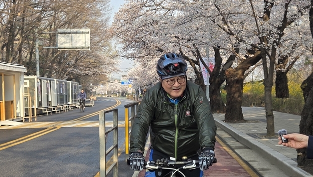 우원식 국회의장, 3일 오늘 차량 5부제 동참하기 위해 한남동 공관에서 여의도 국회까지 자전거로 출퇴근!
