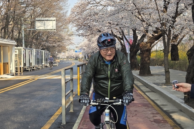 우원식 국회의장, 3일 오늘 차량 5부제 동참하기 위해 한남동 공관에서 여의도 국회까지 자전거로 출퇴근!