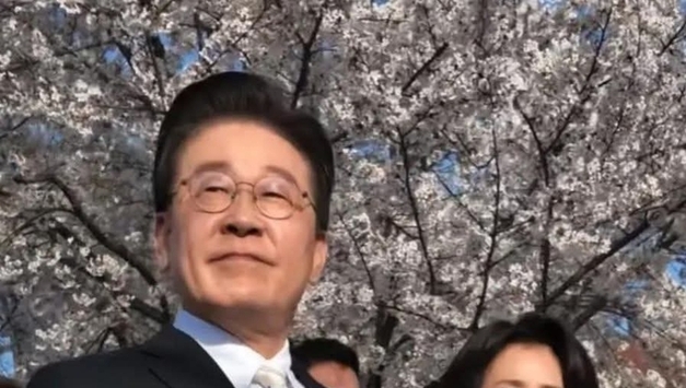 김홍이기자(여의도 윤중로)=이재명 대통령과 김혜경 여사 4월 5일 부활절 예배 마친 후 시민들과 윤중로에서 ‘벚꽃놀이’ 와 사진 촬영!