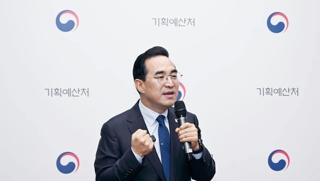 박홍근 기획예산처 장관, 15일 李대통령의 배려에 '전쟁 추경' 수고했던 기획예산처 직원에 격려와 소정의 부상과 포상휴가 그리고 표창장 수여 밝혔다!